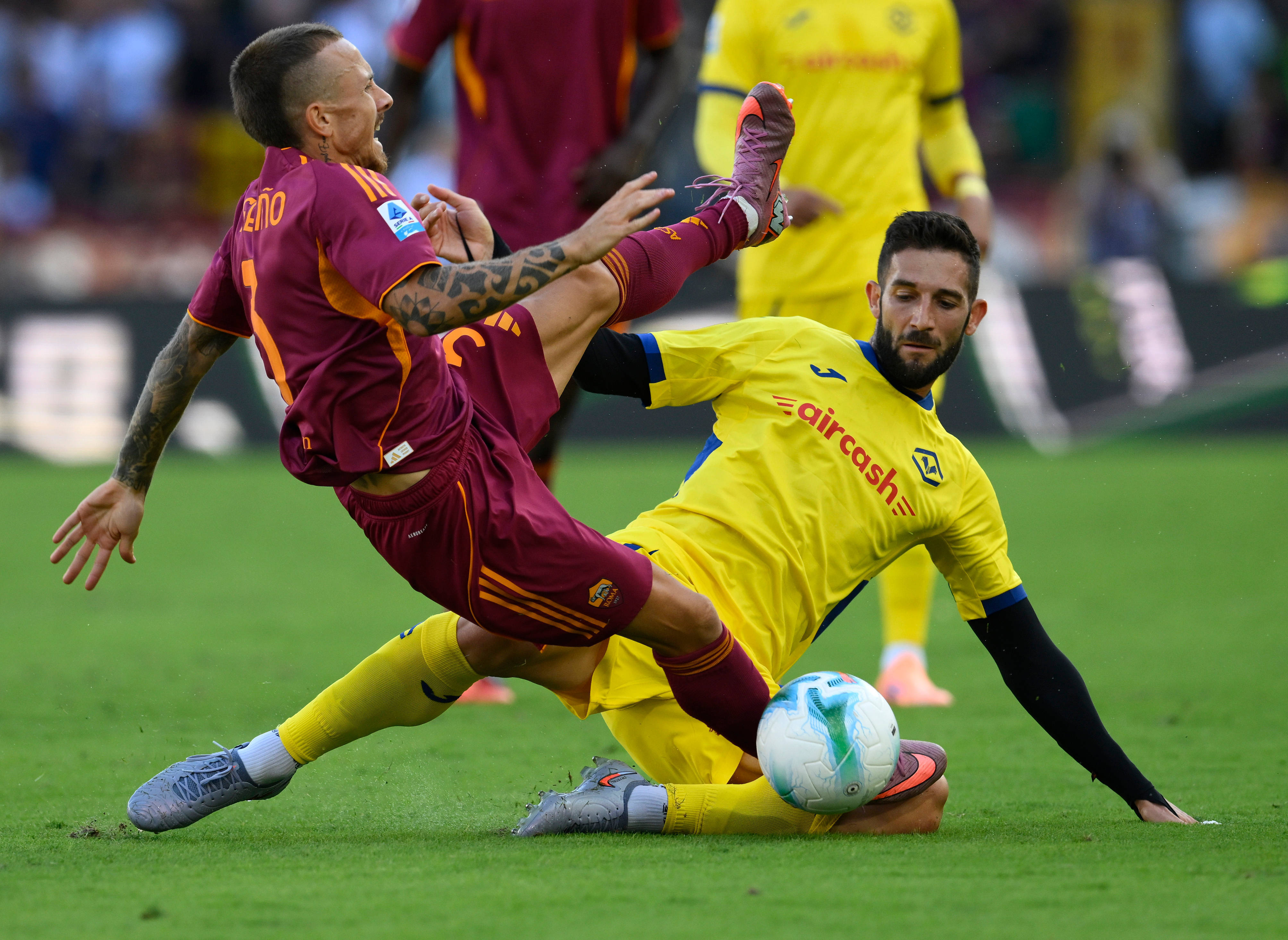 爱游戏电竞关于集结日费耶诺德调整名单以备欧联；迎来里程碑环节打磨；悬念犹存；年轻球员得到机会的信息